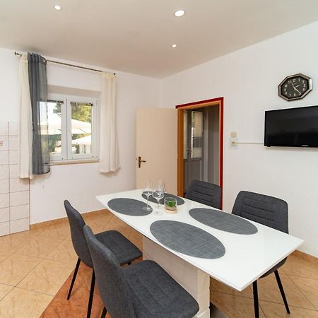 Apartments Lores Раб Екстериор снимка