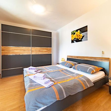 Apartments Lores Раб Екстериор снимка
