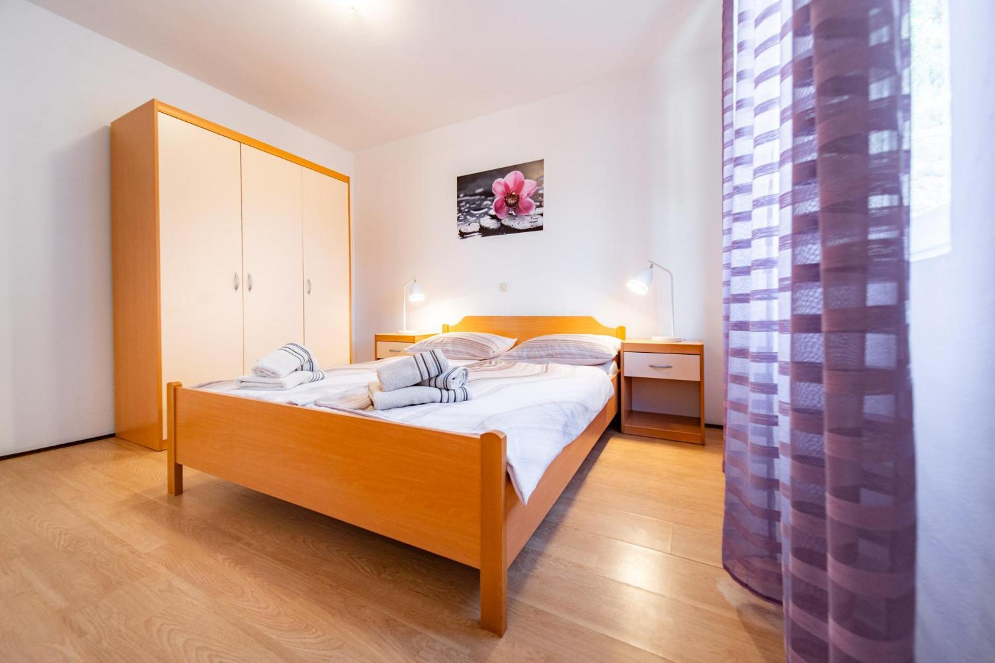 Apartments Lores Раб Екстериор снимка