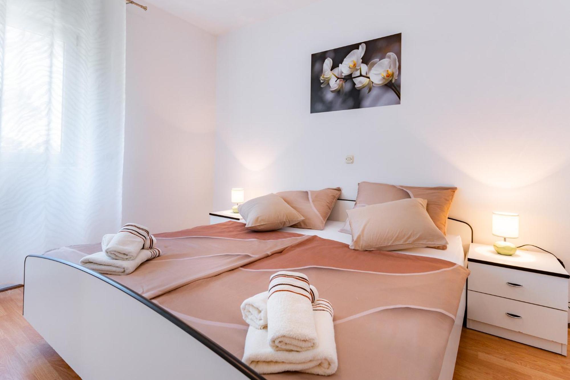 Apartments Lores Раб Екстериор снимка