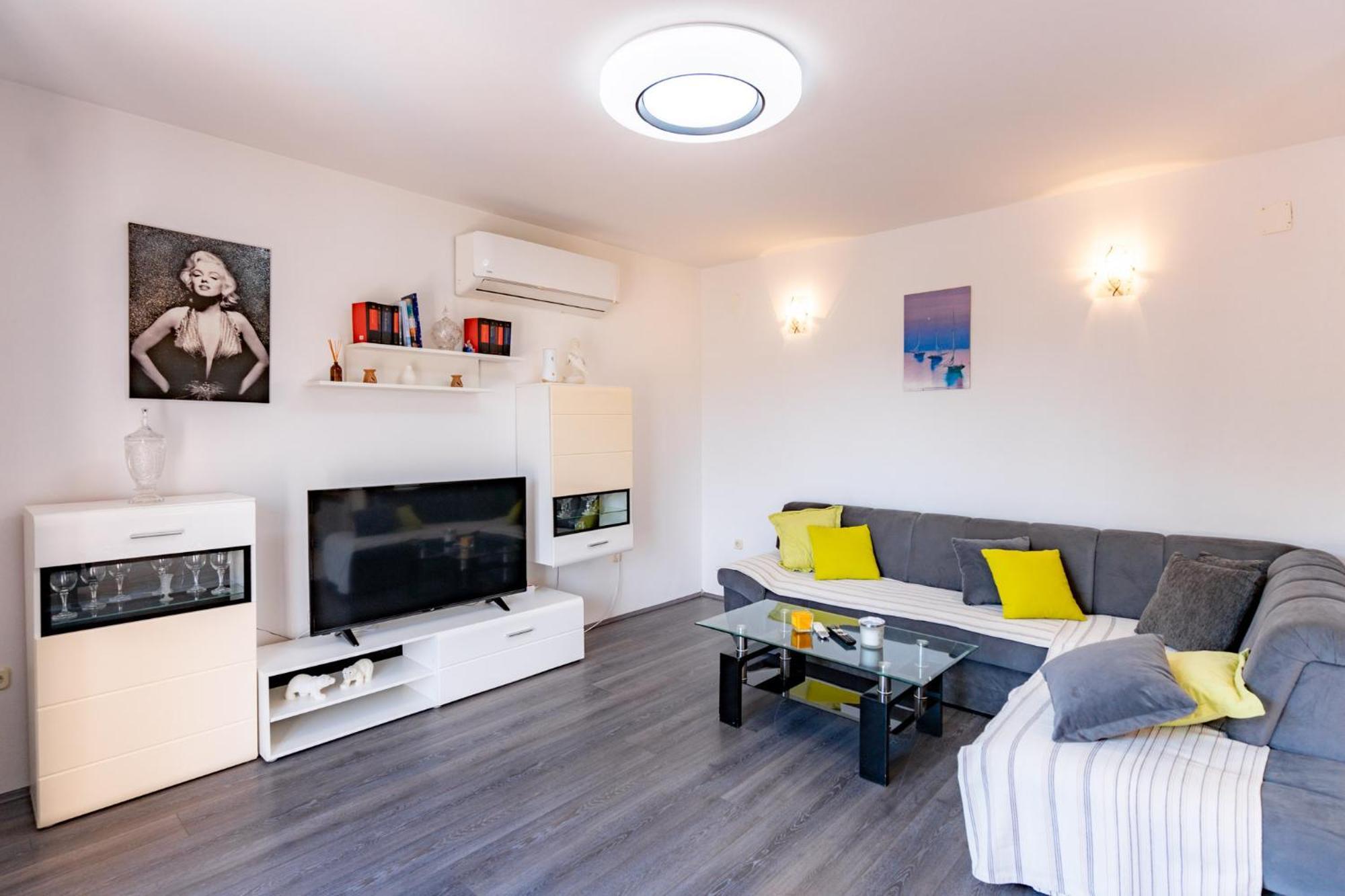 Apartments Lores Раб Екстериор снимка