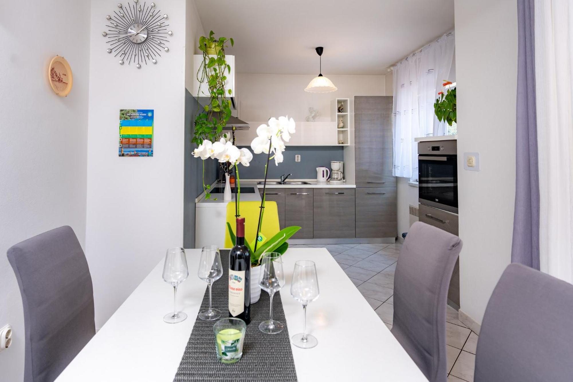 Apartments Lores Раб Екстериор снимка
