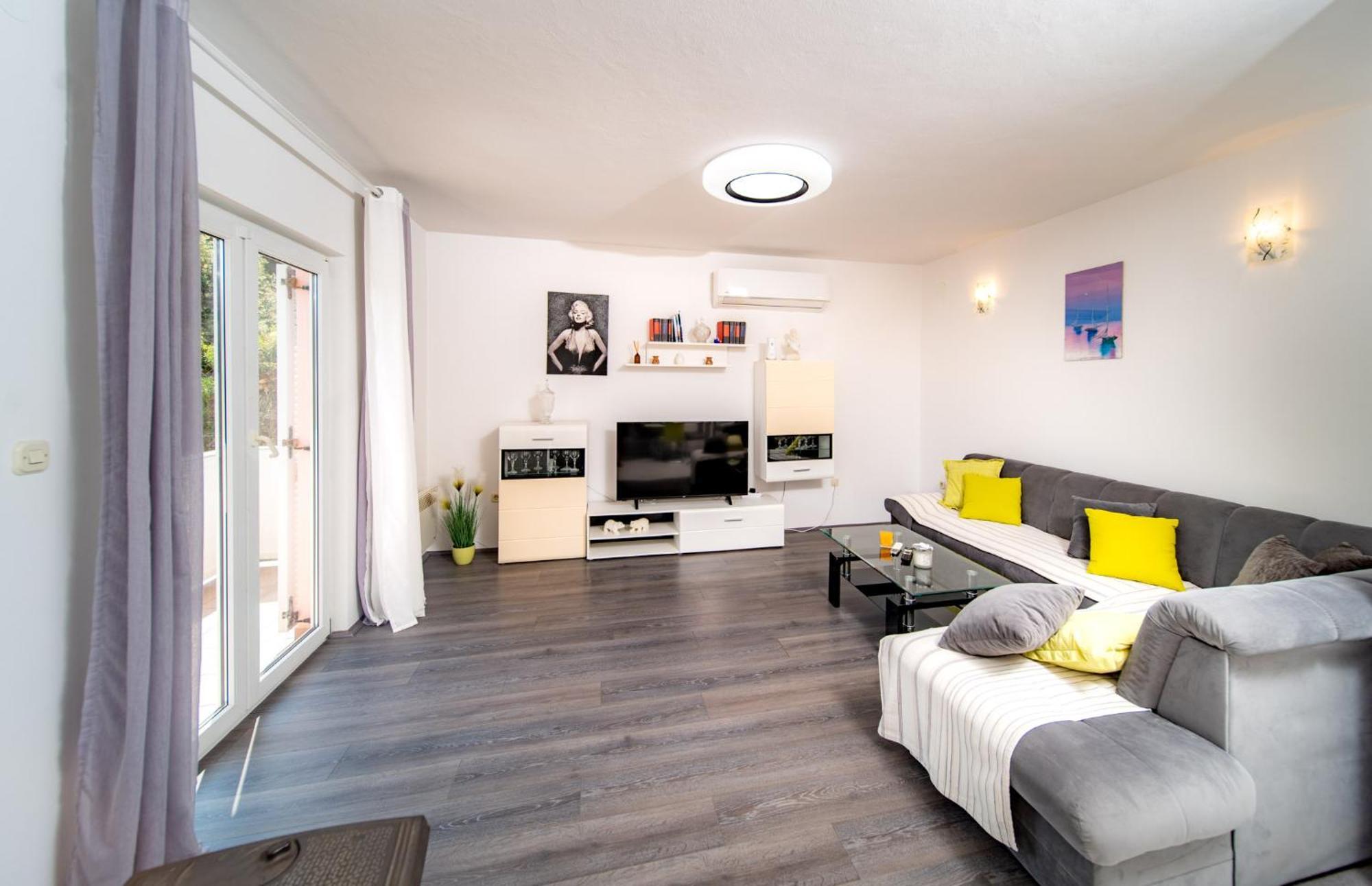 Apartments Lores Раб Екстериор снимка