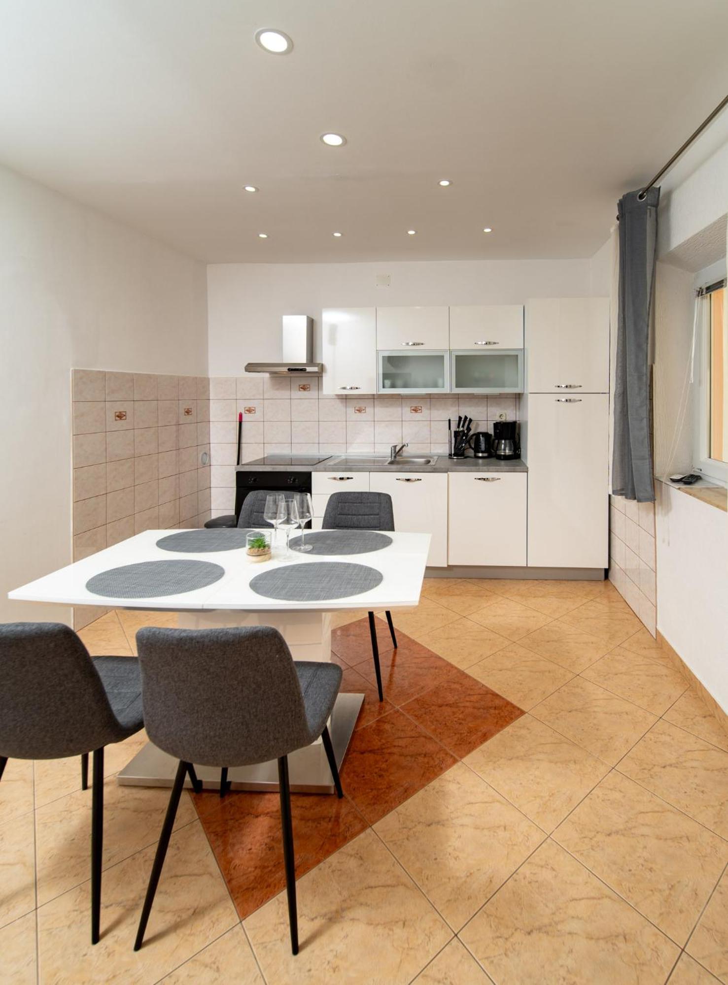 Apartments Lores Раб Екстериор снимка