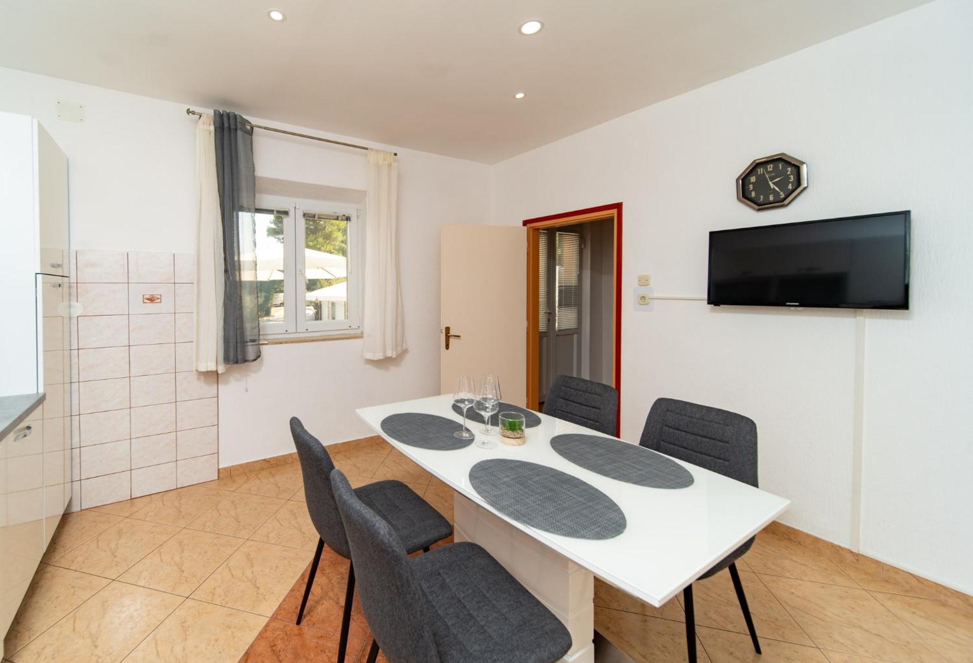 Apartments Lores Раб Екстериор снимка
