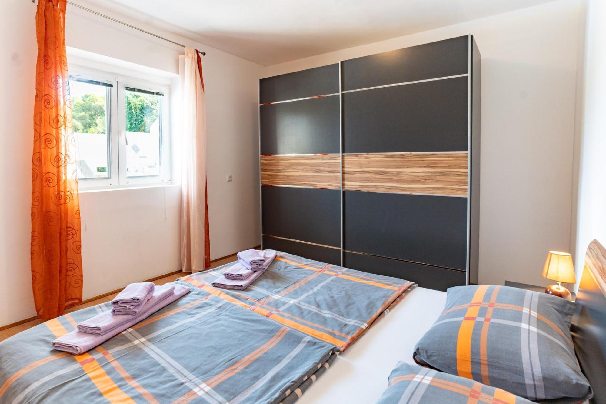 Apartments Lores Раб Екстериор снимка