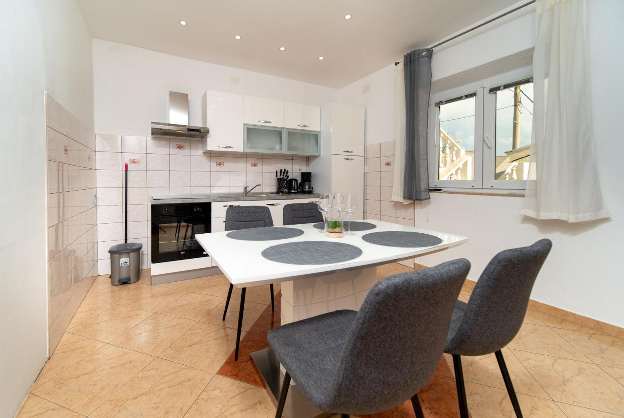 Apartments Lores Раб Екстериор снимка