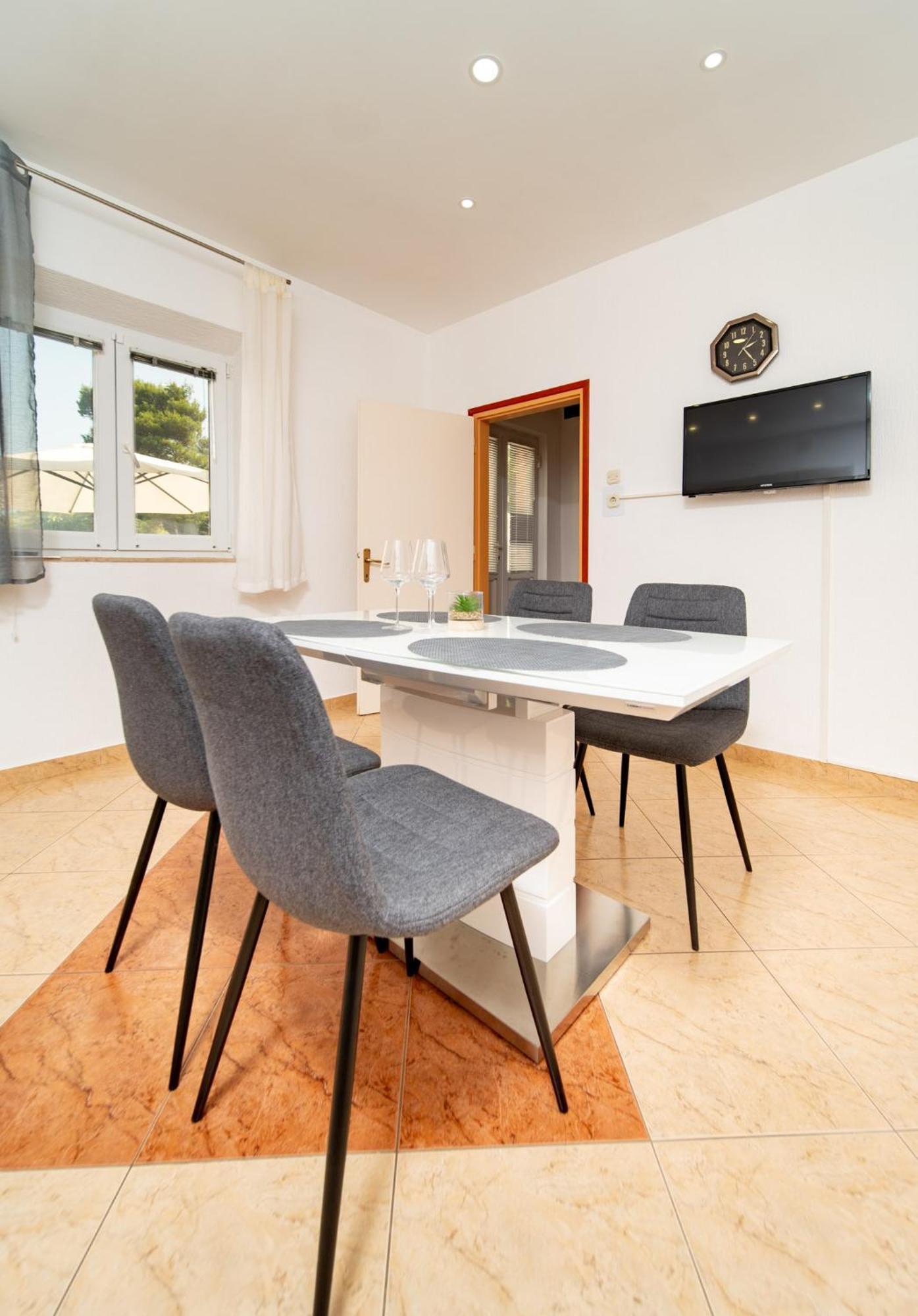 Apartments Lores Раб Екстериор снимка