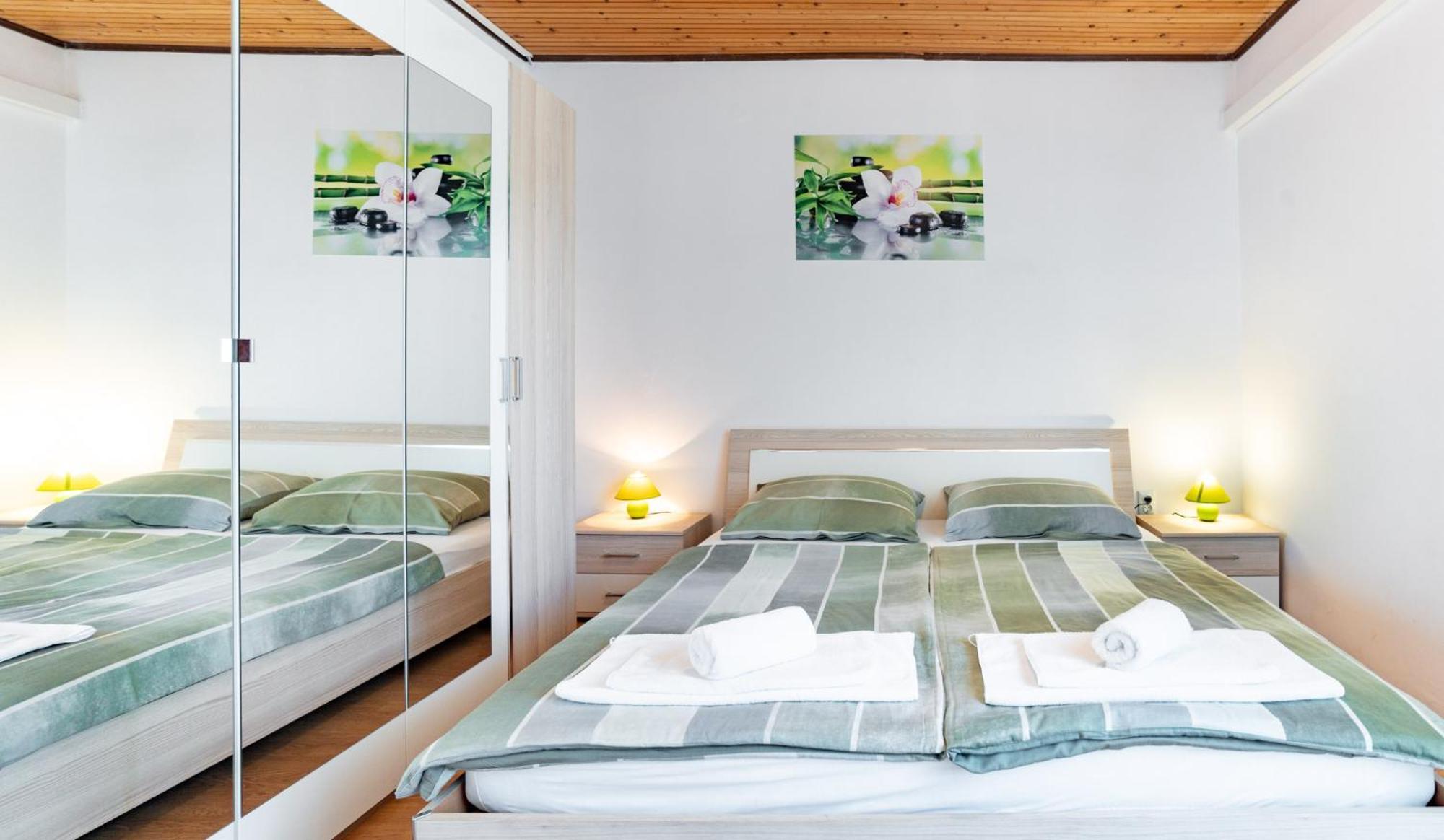 Apartments Lores Раб Екстериор снимка