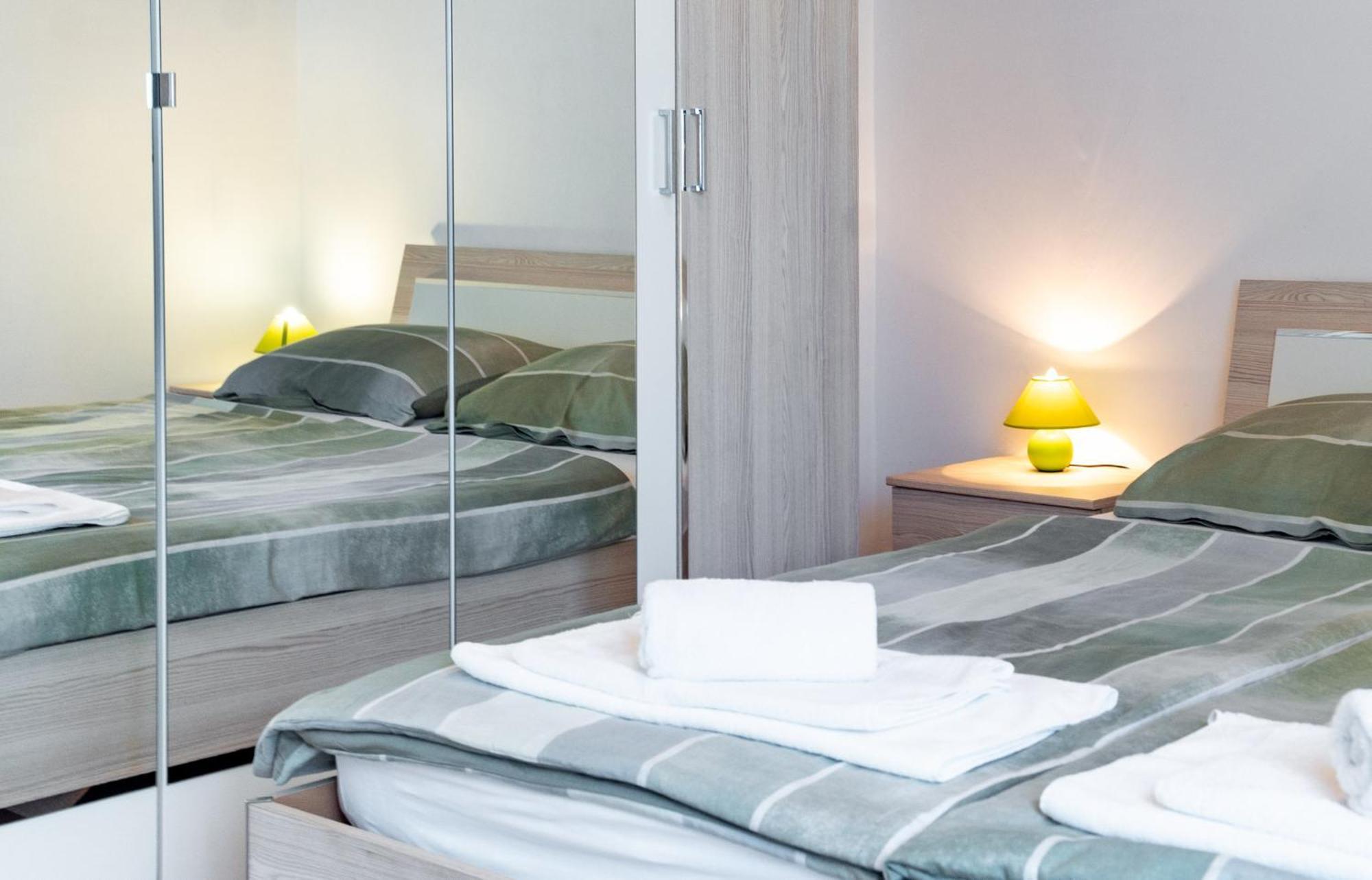 Apartments Lores Раб Екстериор снимка