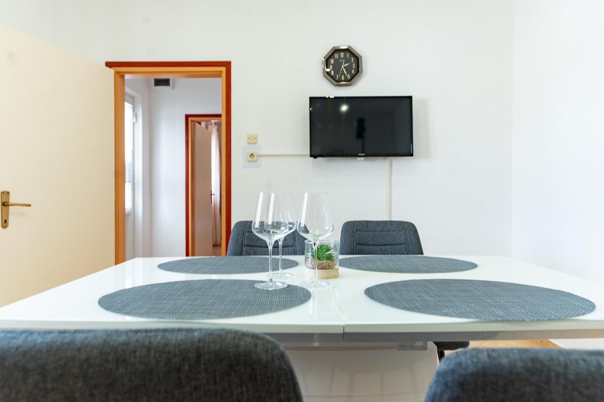 Apartments Lores Раб Екстериор снимка