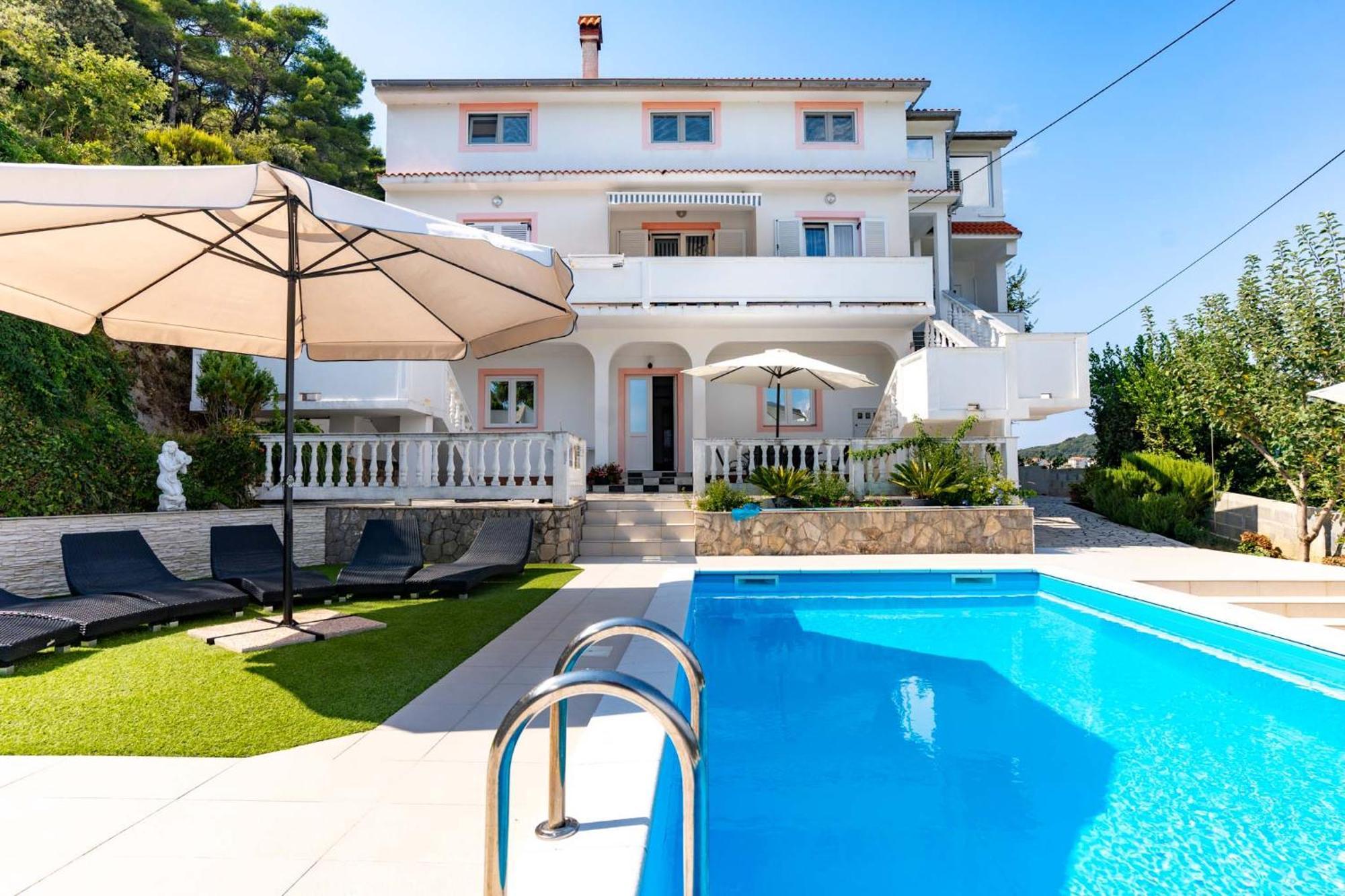 Apartments Lores Раб Екстериор снимка